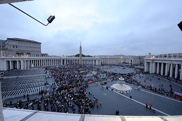 Piazza San Pietro all'alba in occasione della cerimonia di canonizzazione dei papi Giovanni XXIII e Giovanni Paolo II