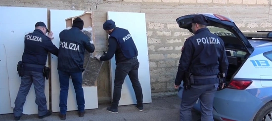 Caltanissetta: droga nascosta nei telai delle porte, 3 arresti