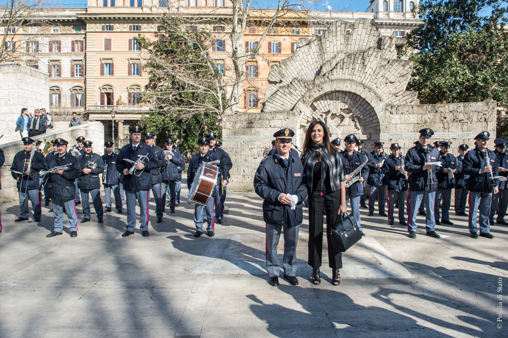 Dibattito Piazza della salute a Roma; la Fanfara della Polizia di Statoposa con la testimonial Maria Grazia Cucinotta
