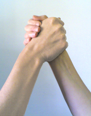 immagine simbolica: due mani che si stringono