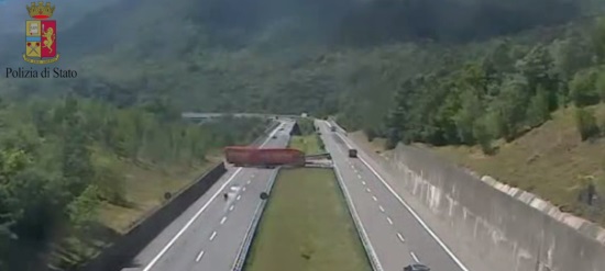 Inversione ad u di un Tir in autostrada