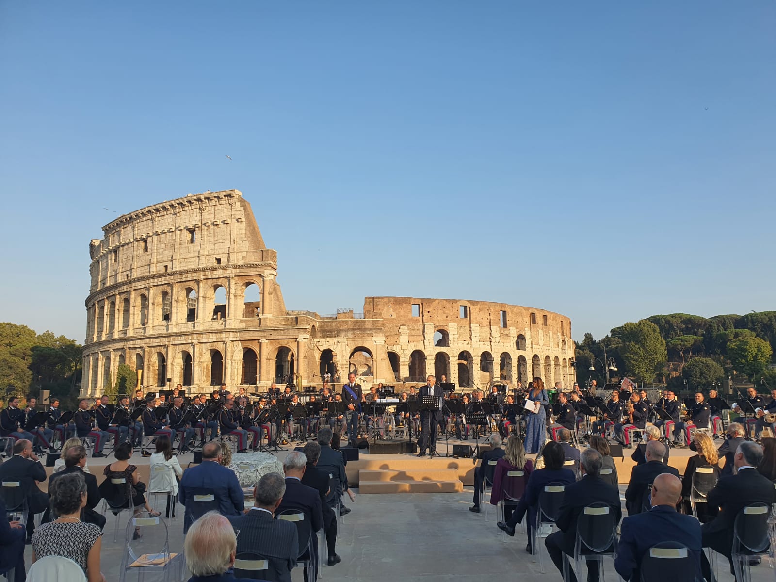 La platea al concerto di San Michele Arcangelo all’interno del parco archeologico del Colosseo a Roma