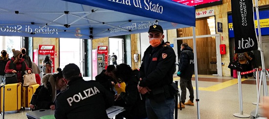 La polizia ferroviaria durante i controlli