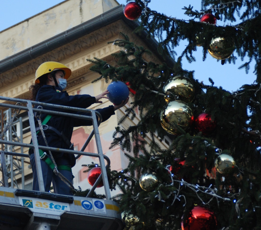 Gli alberi di Natale nelle città d’Italia con le decorazioni natalizie della Polizia di Stato: Genova