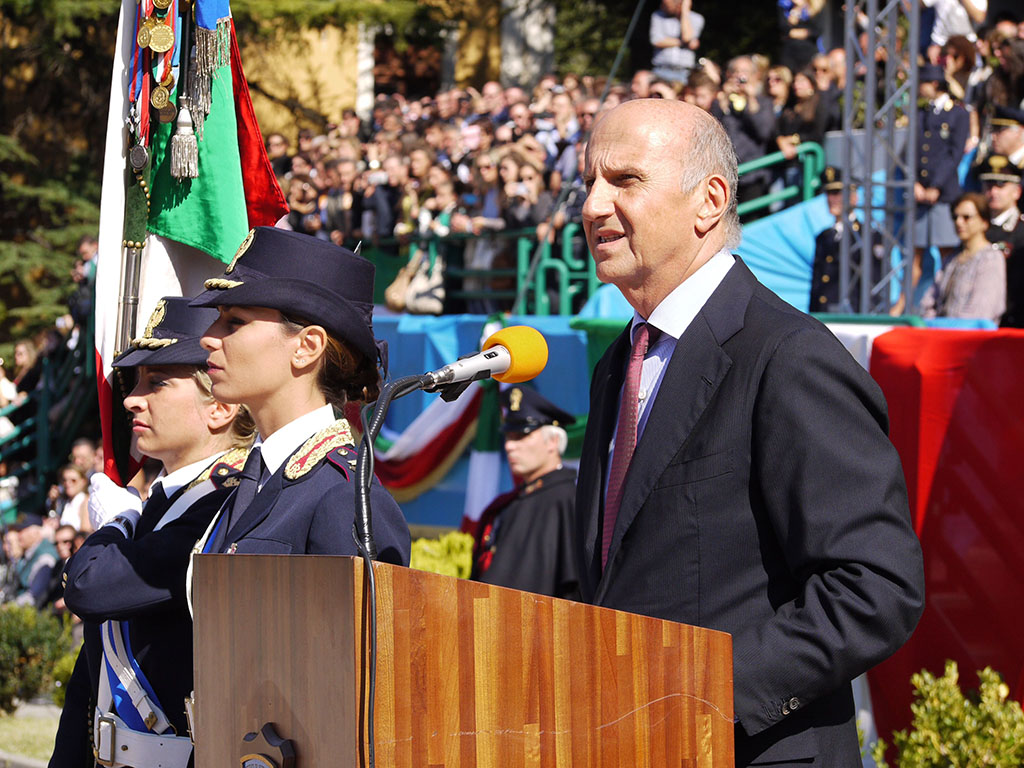 Il capo della Polizia Alessandro Pansa durante la cerimonia di giuramento svolta alla Scuola allievi agenti di Trieste