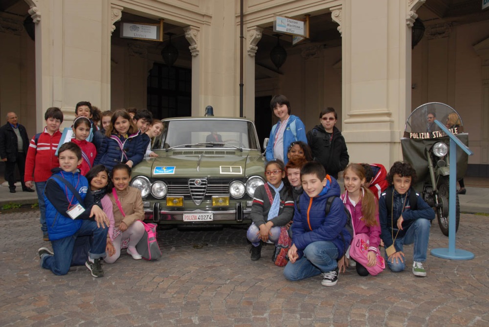 Giovani studenti in posa con la Giulia 1600