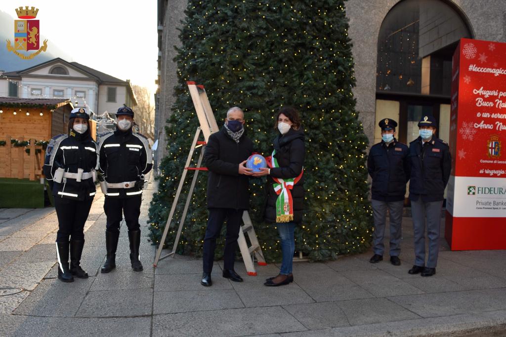 Gli alberi di Natale nelle città d’Italia con le decorazioni natalizie della Polizia di Stato: Lecco