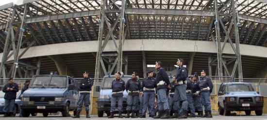 Poliziotti del reparto mobile in servizio allo stadio