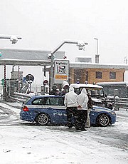 Polizia stradale in servizio di soccorso durante una tormenta di neve
