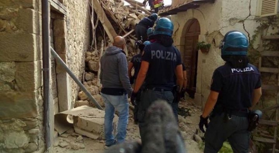 Agenti della Polizia di Stato all'opera durante i primi soccorsi sui luoghi del terremoto.