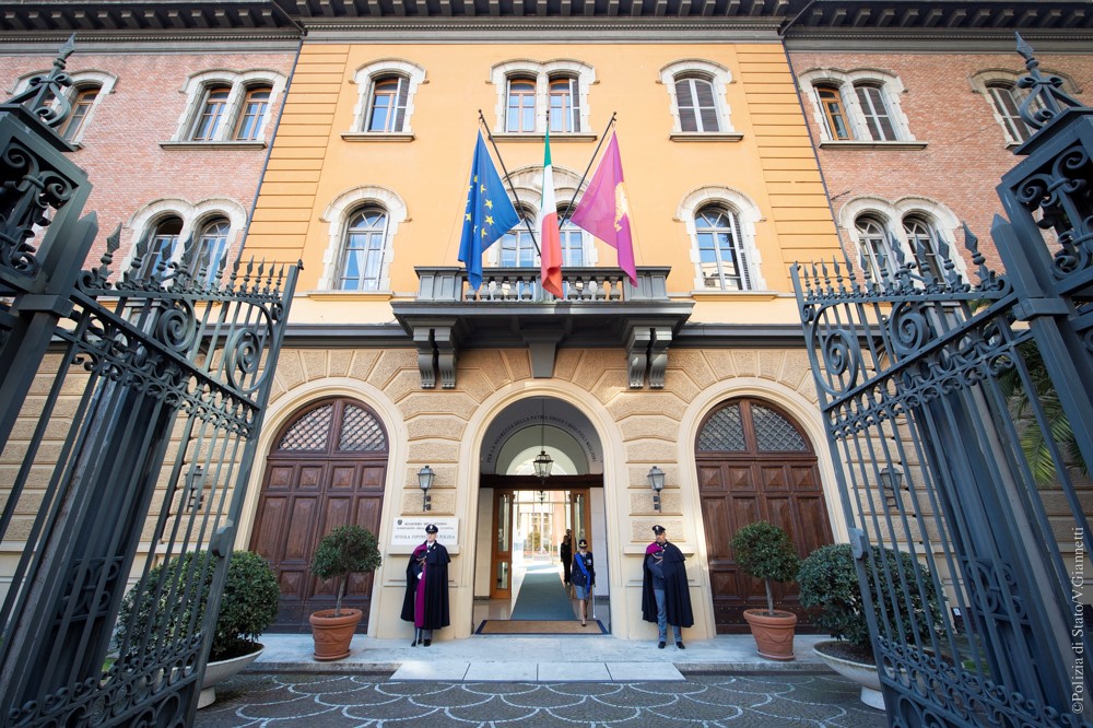 La cerimonia di deposizione al Sacrario per il 168° anniversario della Fondazione a Roma, presso la Scuola superiore di Polizia