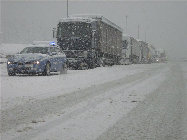 2012, pattuglia impegnata in servizio di safety car a mezzi pesanti sulla A6 Torino-Savona duranta nevicata