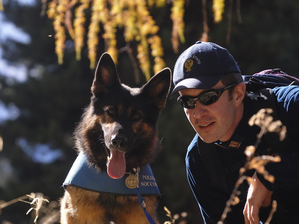 Conduttore cinofilo e cane da soccorso alpino della Polizia di Stato