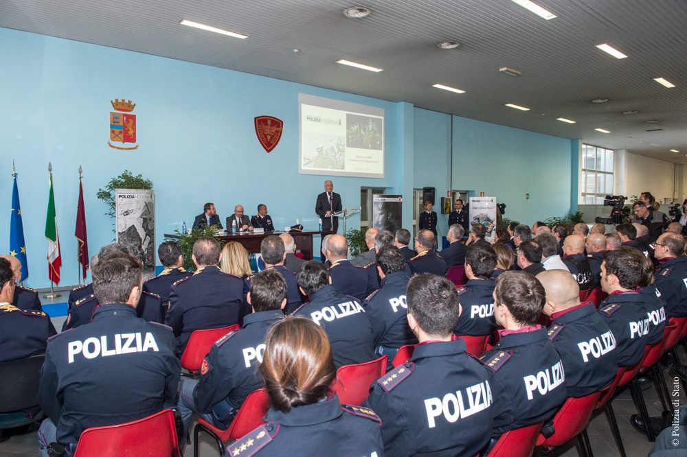 Il capo della Polizia Franco Gabrielli si abbona alla rivista ufficiale Poliziamoderna.
