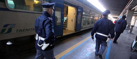 Agenti della Polizia ferroviaria durante il servizio