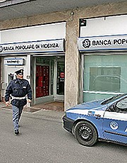 Agente di polizia davanti a una banca