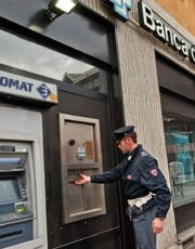 Intervento della polizia dopo una rapina in banca