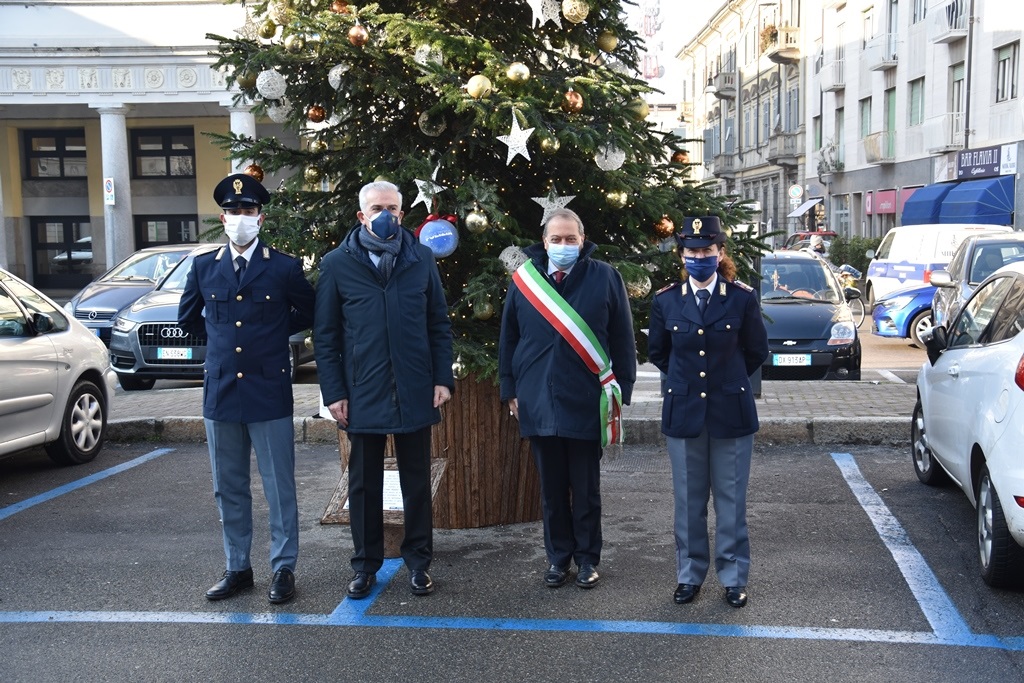 Gli alberi di Natale nelle città d’Italia con le decorazioni natalizie della Polizia di Stato: Vercelli