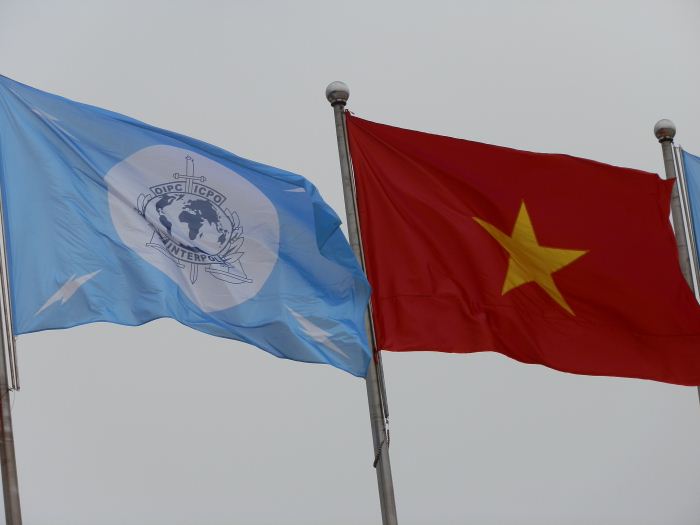 bandiera Interpol e bandiera vietnamita