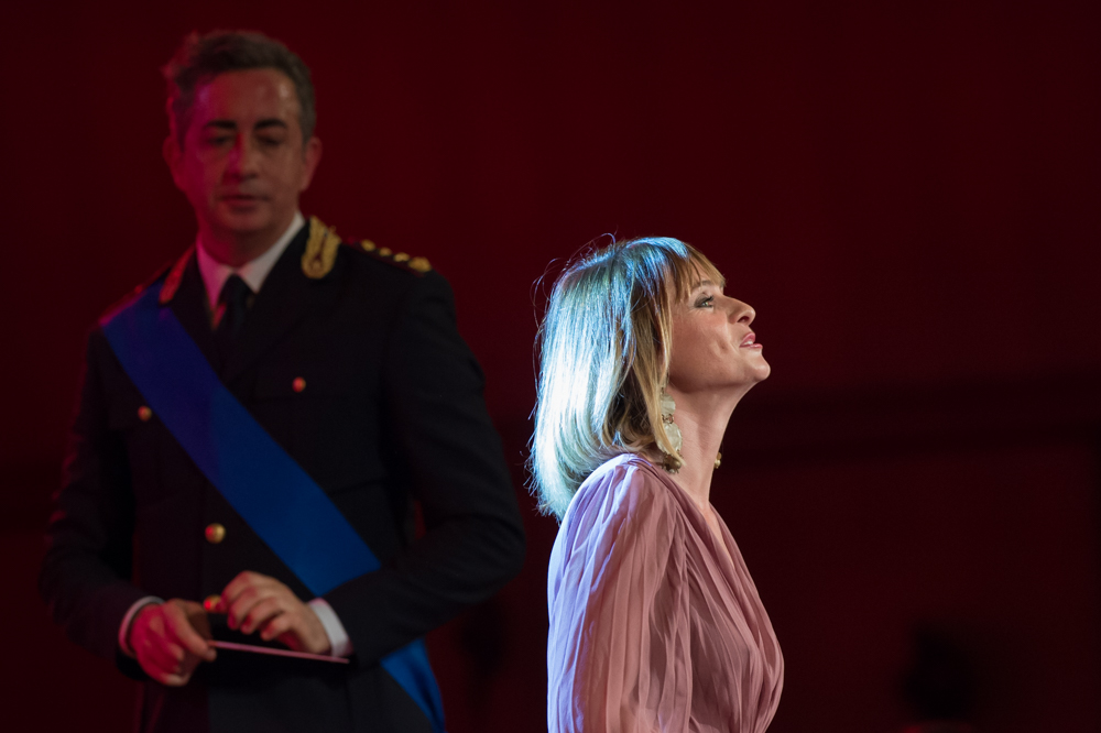 Serena Autieri sul palco dell'Auditorium di Roma; dietro di lei il maestro Maurizio Billi.