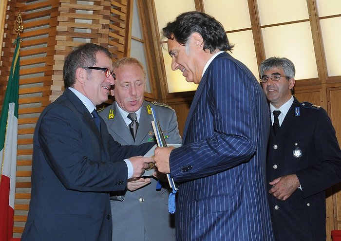 Il ministro dell'Interno Roberto Maroni e il capo della Polizia Antonio Manganelli con il direttore della Scuola, generale Vincenzo Suppa, durante la cerimonia