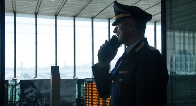 poliziotto della ferroviaria che controlla la stazione