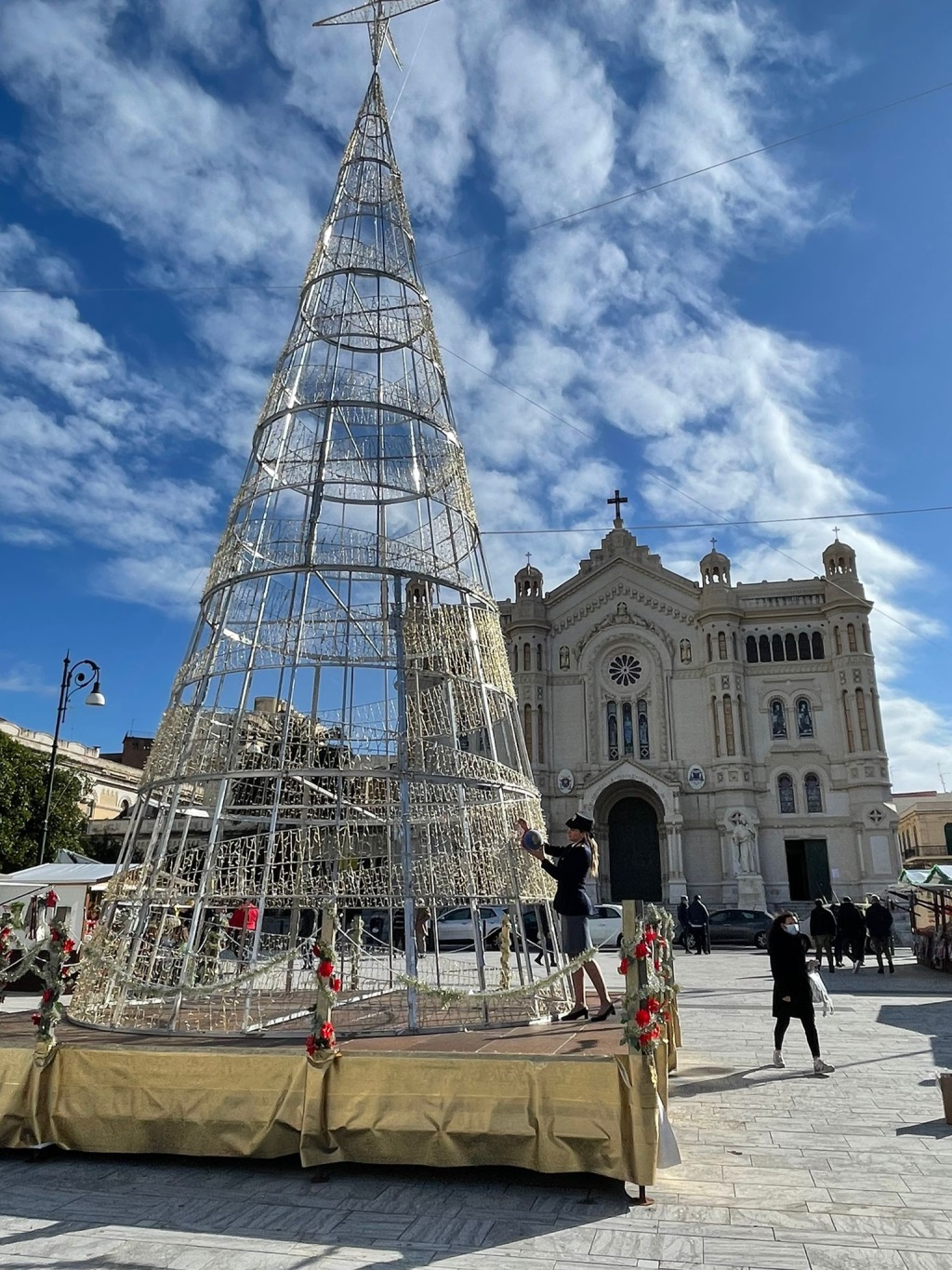 Gli alberi di Natale nelle città d’Italia con le decorazioni natalizie della Polizia di Stato: Reggio Calabria
