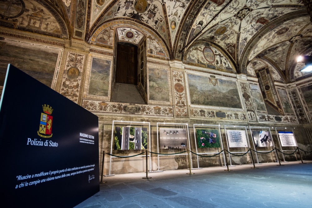 L'esposizione, all'interno di Palazzo Vecchio presso il chiostro Michelazzo, delle immagini che compongono il Calendario 2016 della Polizia di Stato
