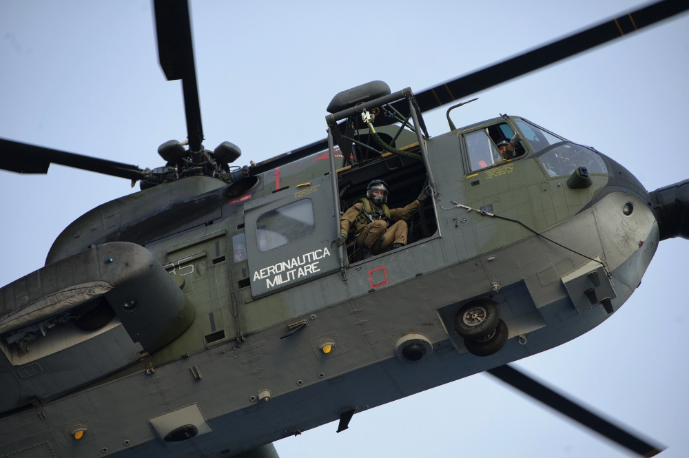L'elicottero dell'Aeronautica militare con a bordo la squadra del Nocs