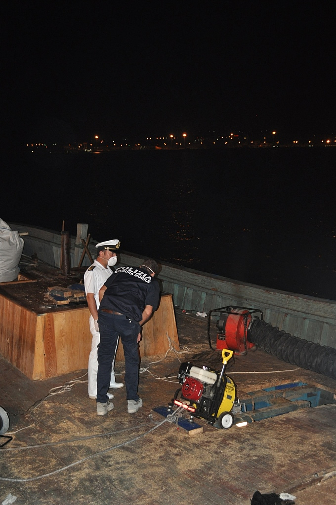 Polizia e Capitaneria di porto durante le operazioni di recupero delle salme