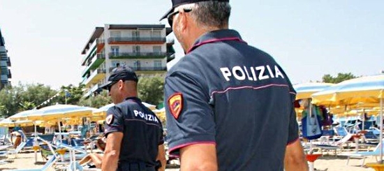 Polizia in spiaggia