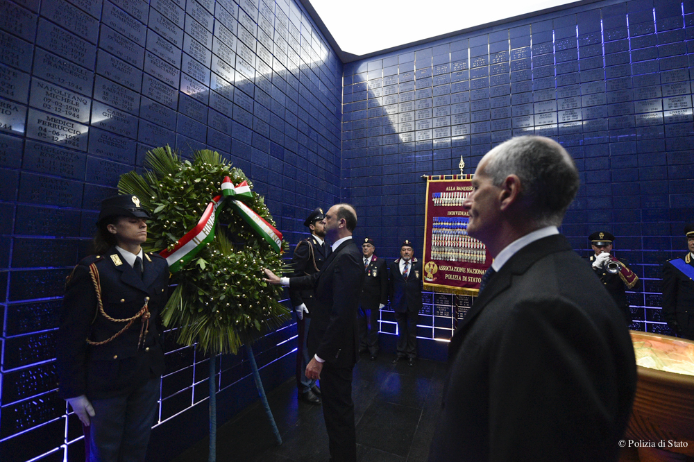 Il ministro dell'Interno Angelino Alfano rende onore ai caduti alla presenza del capo della Polizia Franco Gabrielli.