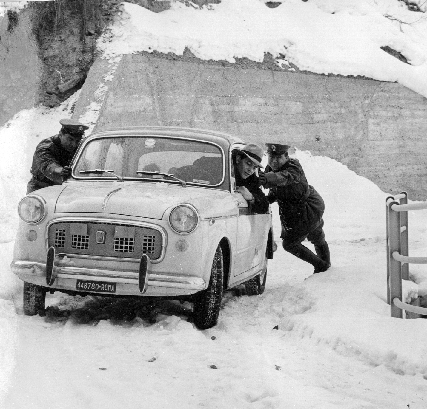 1961, operatori impegnati in servizio di assistenza ad automobilista bloccato dalla neve