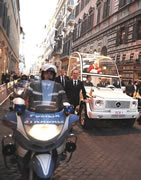Il nucleo polizia stradale dell'Ispettorato vaticano scorta l'auto del Papa