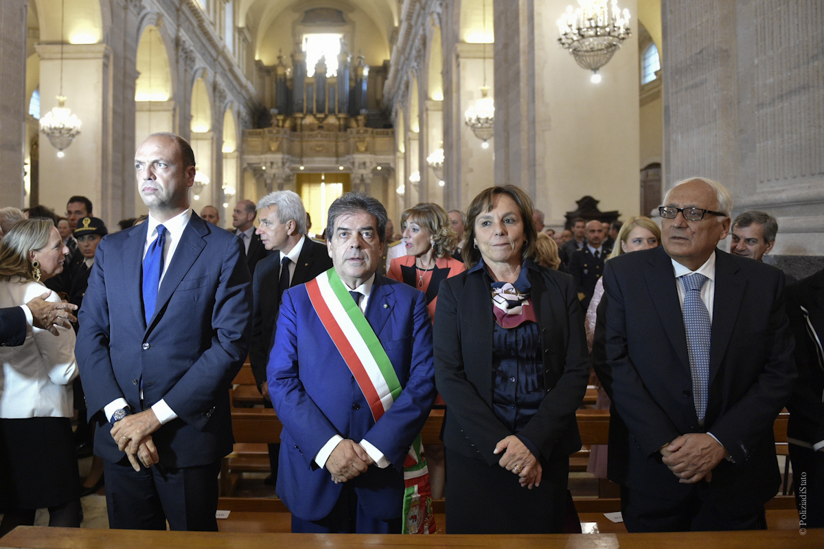 Il ministro dell'Interno Angelino Alfano a sinistra, vicino al sindaco di Catania Vincenzo Bianco durante la celebrazione della funzione religiosa