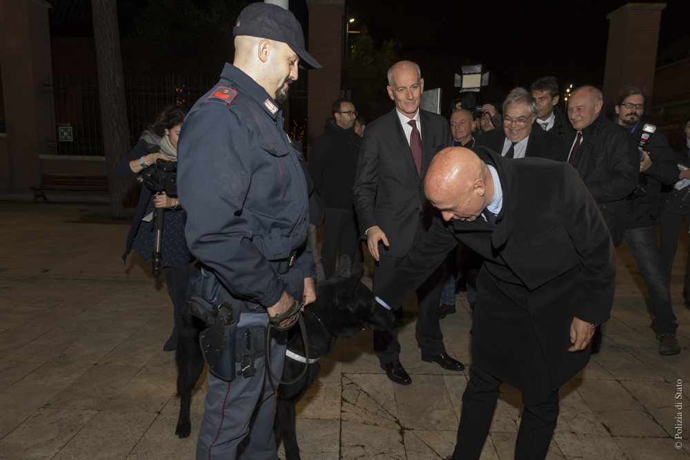 Il ministro dell'Interno Marco Minniti e il capo della Polizia Franco Gabrielli salutano gli specialisti cinofili