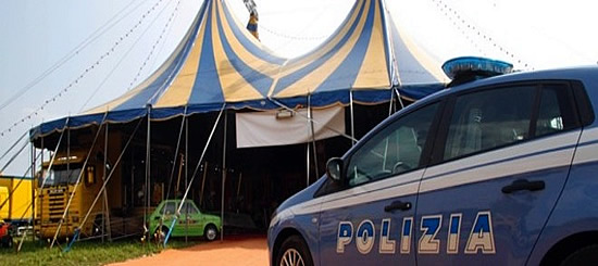 Polizia davanti ad un circo