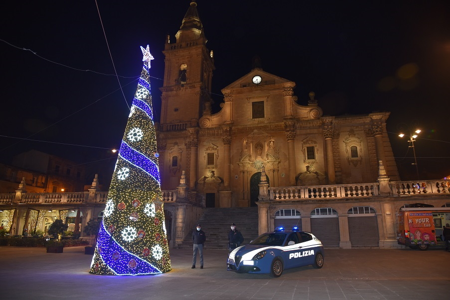 Gli alberi di Natale nelle città d’Italia con le decorazioni natalizie della Polizia di Stato: Ragusa