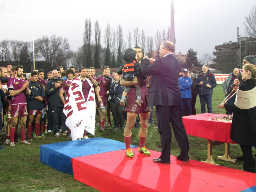 La squadra Fiamme oro rugby durante la premiazione.  (Foto di Paolo Cerino)