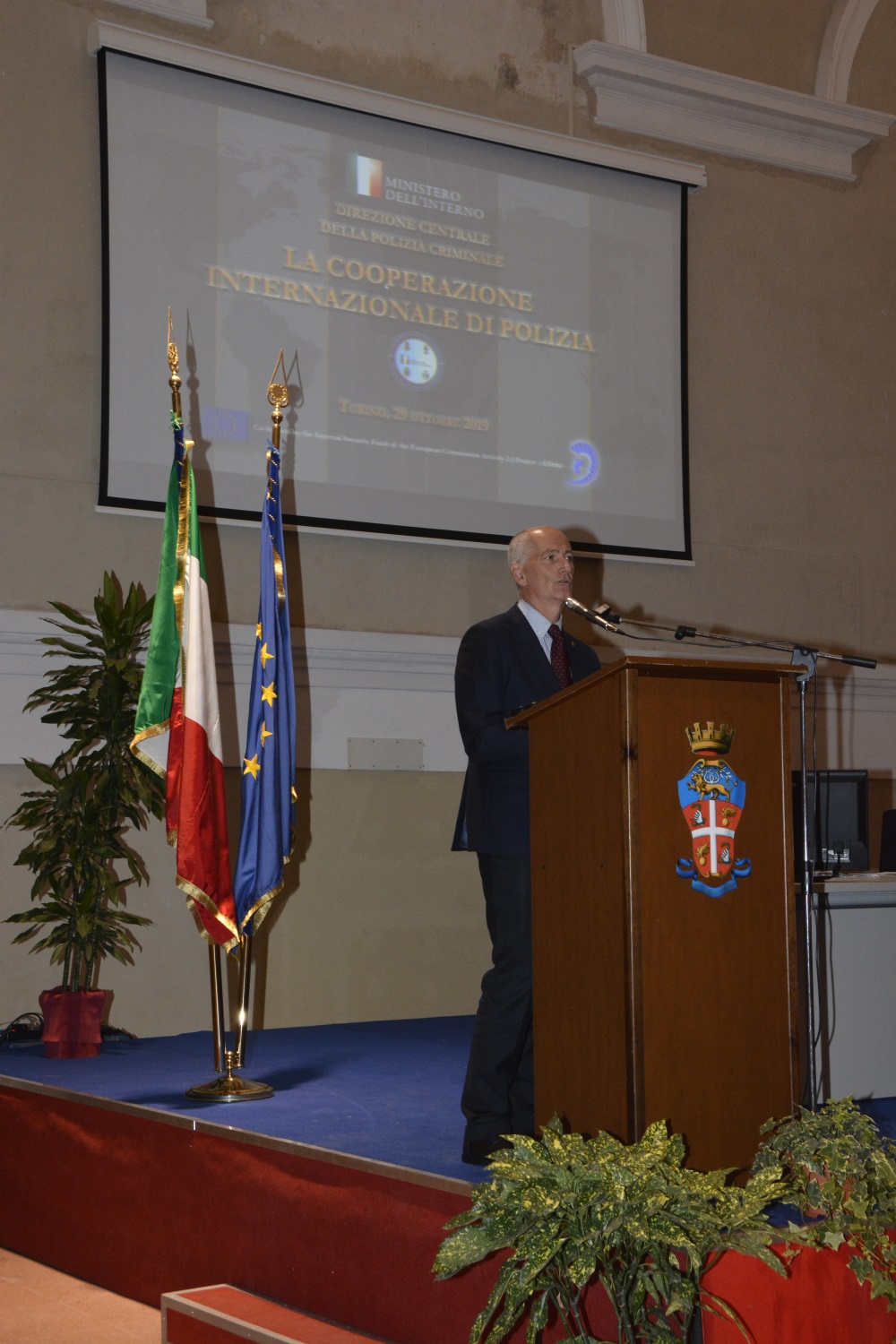 La conferenza regionale sulla cooperazione internazionale di polizia nella sala ex cavallerizza del castello di Moncalieri a Torino