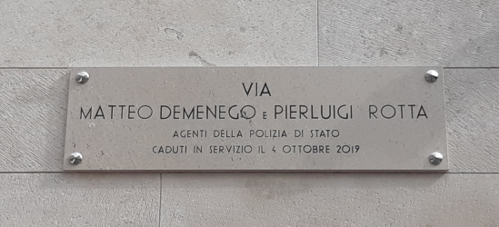 La targa della strada intitolata a Demenego e Rotta