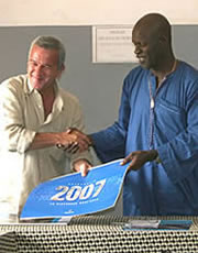 Mario Porfido con il capo della Polizia guineana