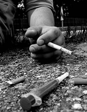 L'eroina può essere assunta usando la siringa o fumandola