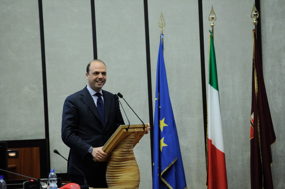 Il ministro dell'Interno Angelino Alfano sul palco del convegno 