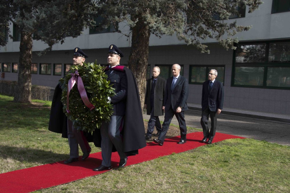 Il capo della Polizia Franco Gabrielli rende onore ai caduti della Polizia