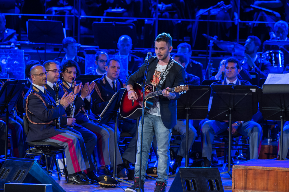 Lorenzo Fragola durante il concerto "Esserci sempre".