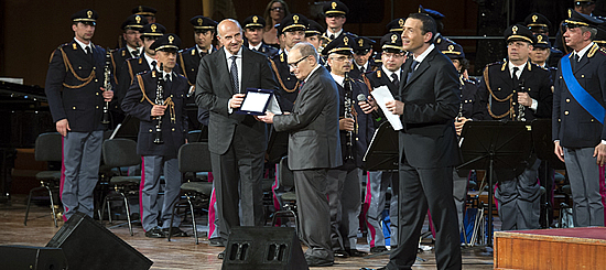 Il capo della Polizia Alessandro Pansa sul palco con il maestro Ennio Morricone