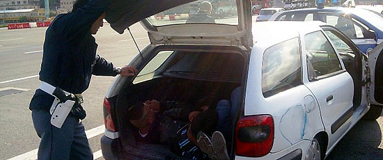 Clandestini nascosti nel bagagliaio di un'auto