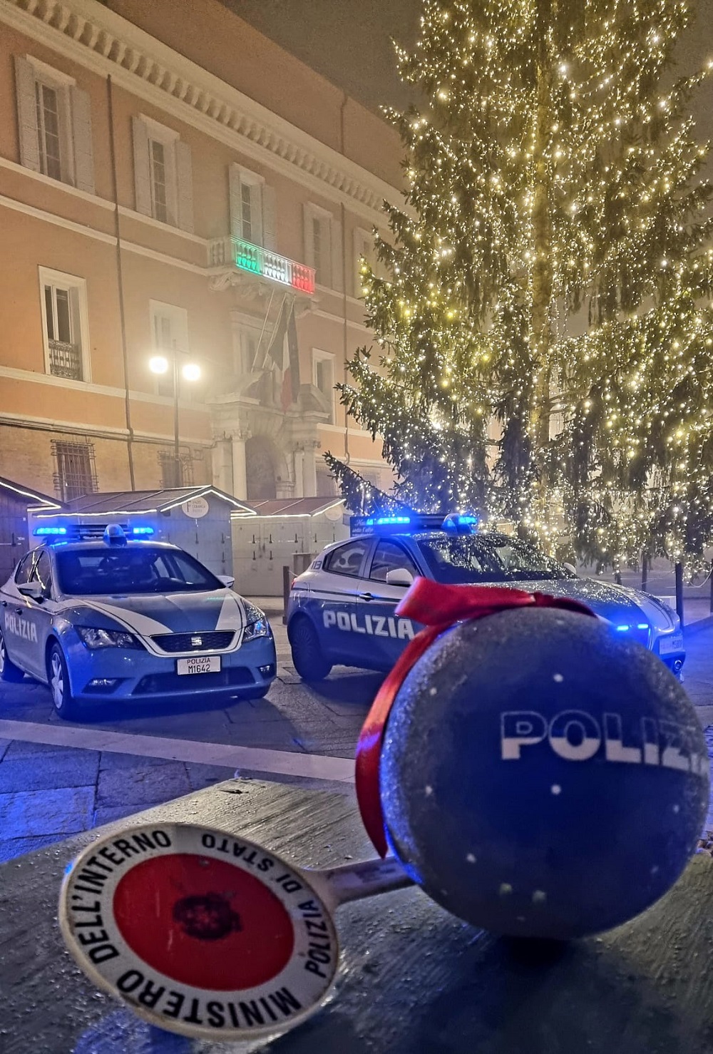 Gli alberi di Natale nelle città d’Italia con le decorazioni natalizie della Polizia di Stato: Ravenna