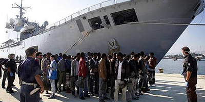 Immigrati clandestini appena sbarcati da una nave